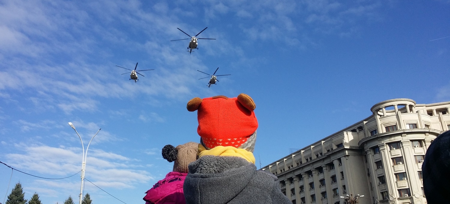 Copiii urmăresc parada militară de 1 Decembrie, în Piața Constituției