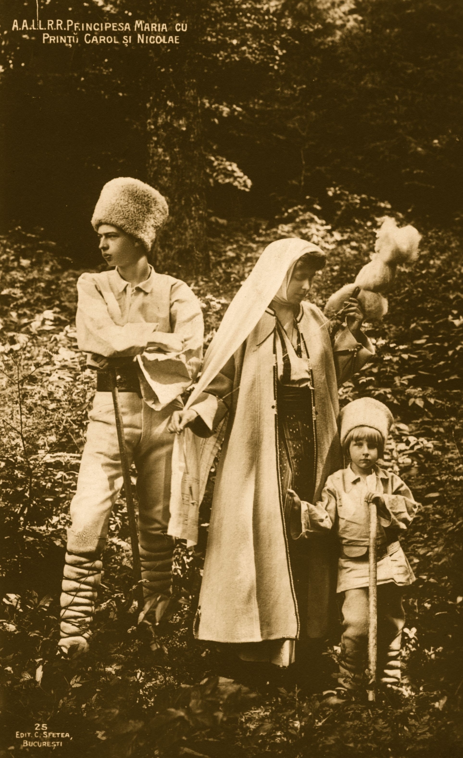 Regina Maria a Romanei (1875 - 1938) impreuna cu fii sai Printul  Carol si Printul Nicolas. 