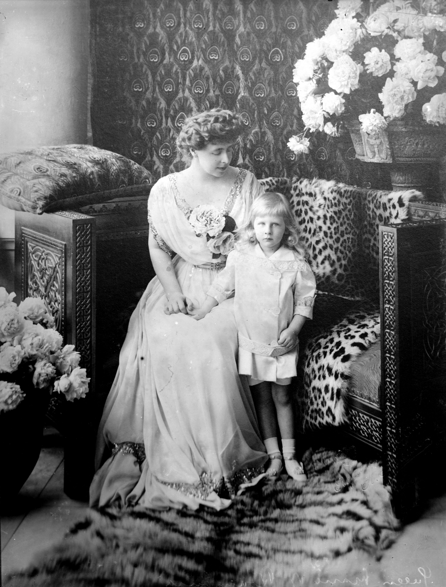 Regina Maria și fiul său, Prințul Nicolae