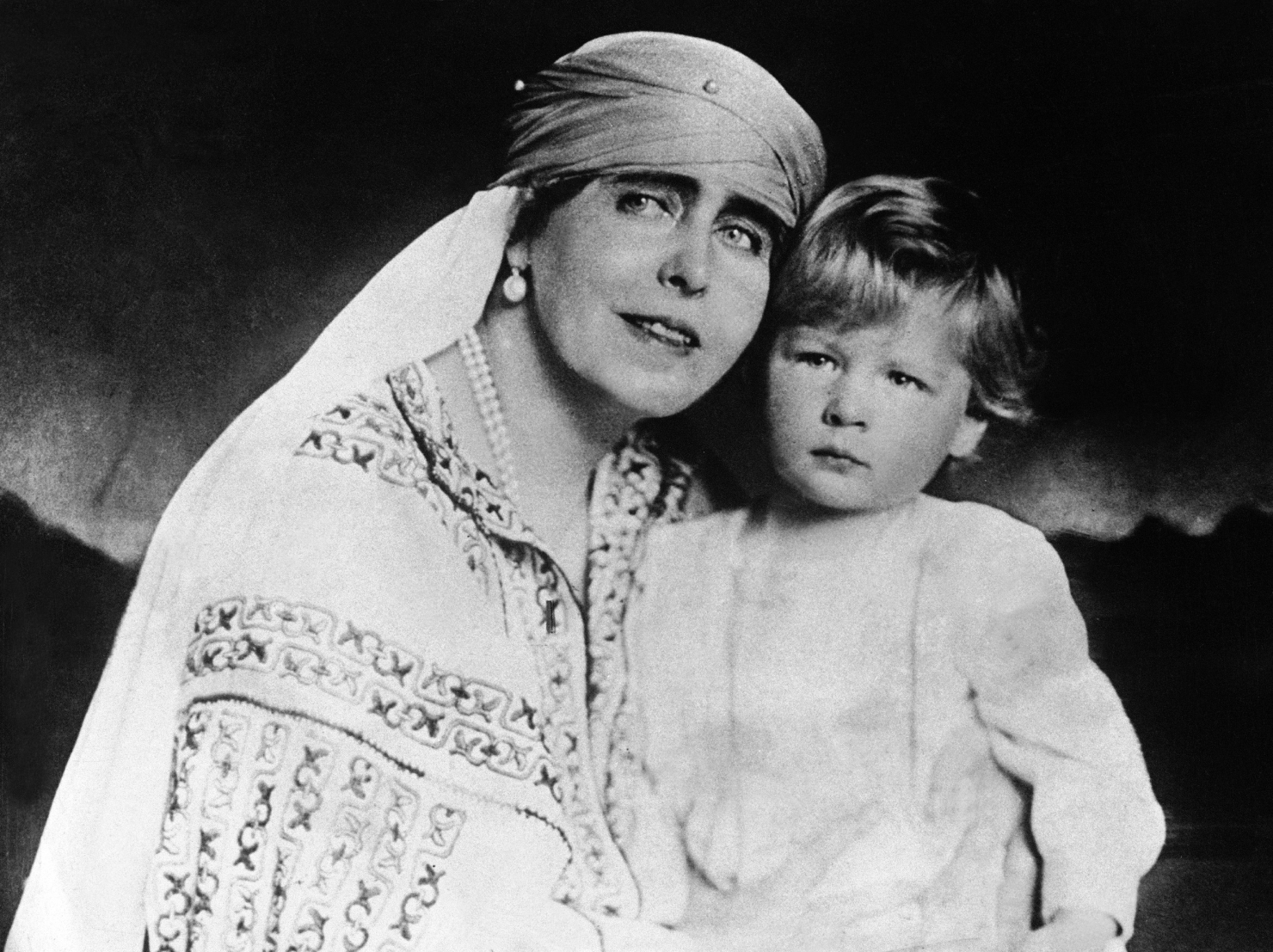 Regina Maria împreună cu nepotul său Mihai