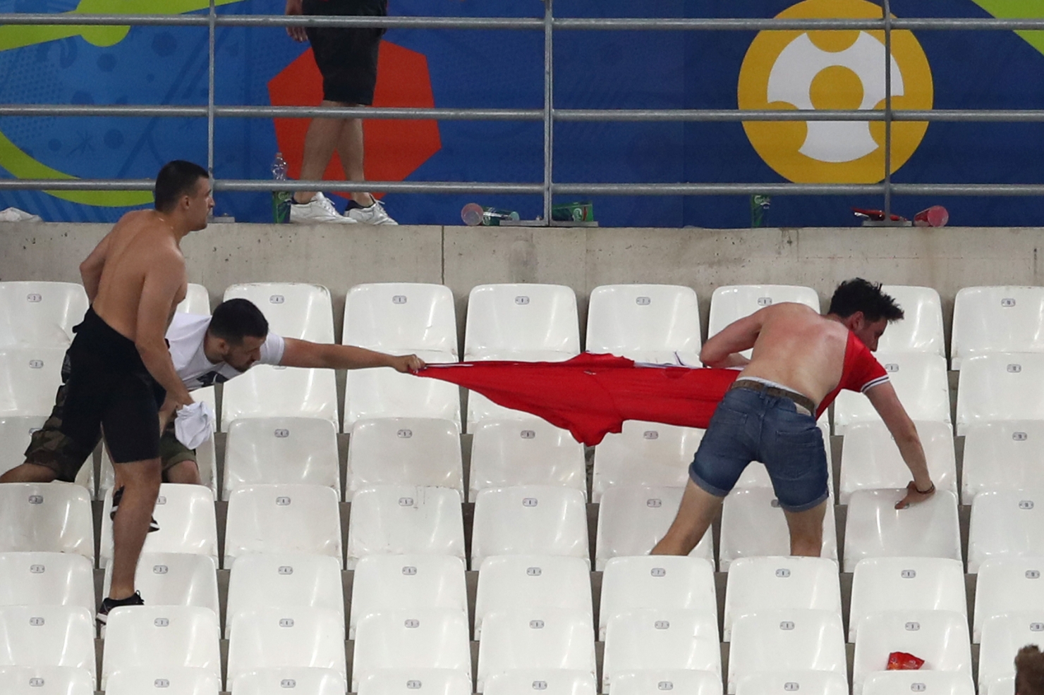Bătăi intre suporteri la Marsilia la EURO 2016