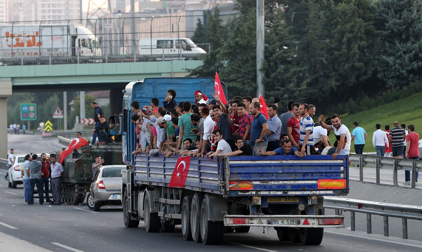 Turcia. Populatia reacționeaza la lovitura de stat