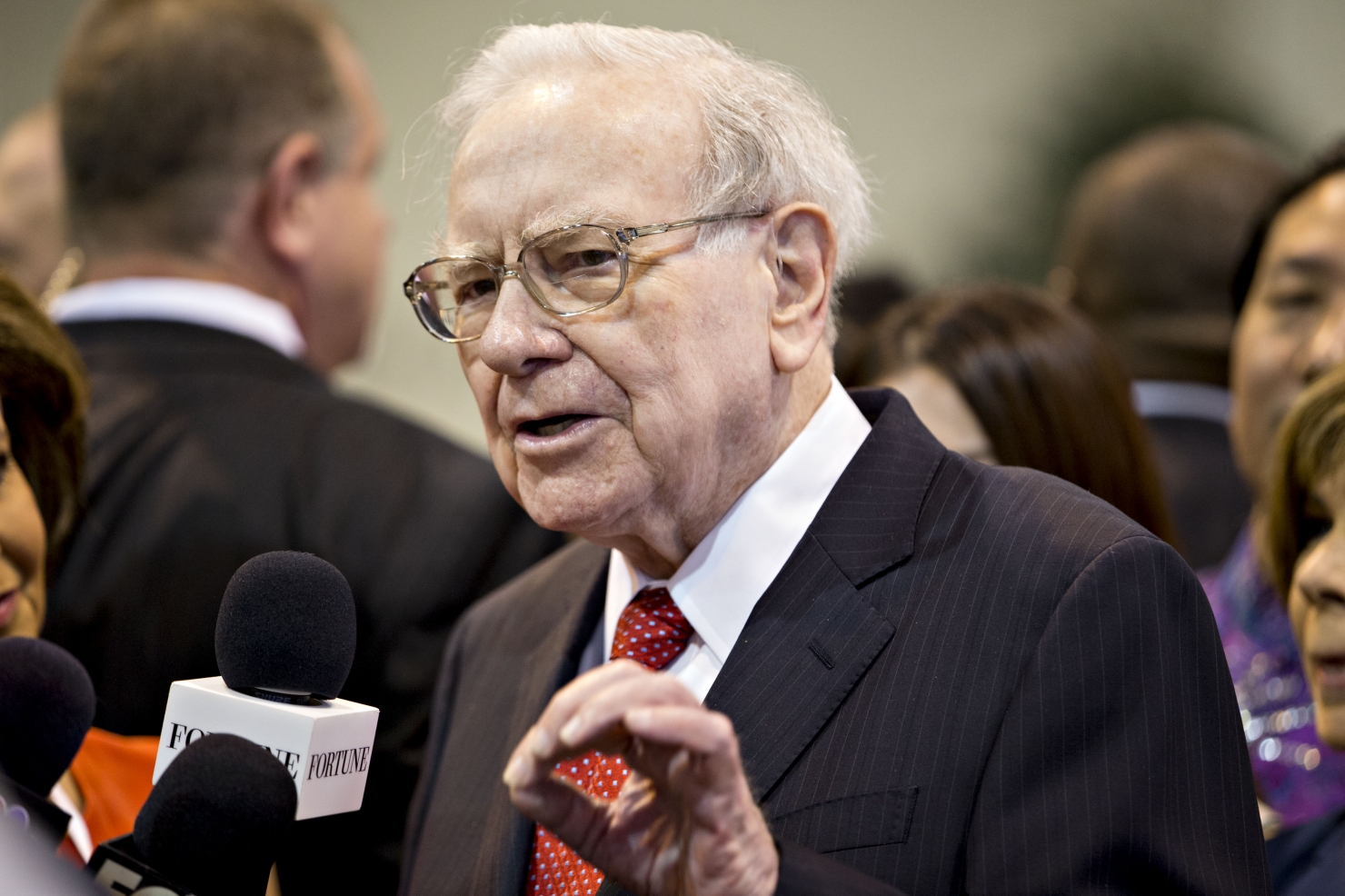 Miliardarul Buffett și-a făcut publice taxele pe care le plătește. Șah la Trump 