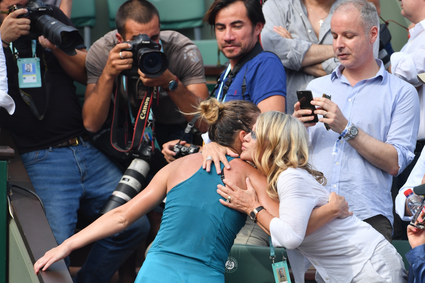 Simona Halep cu trofeul Roland Garros