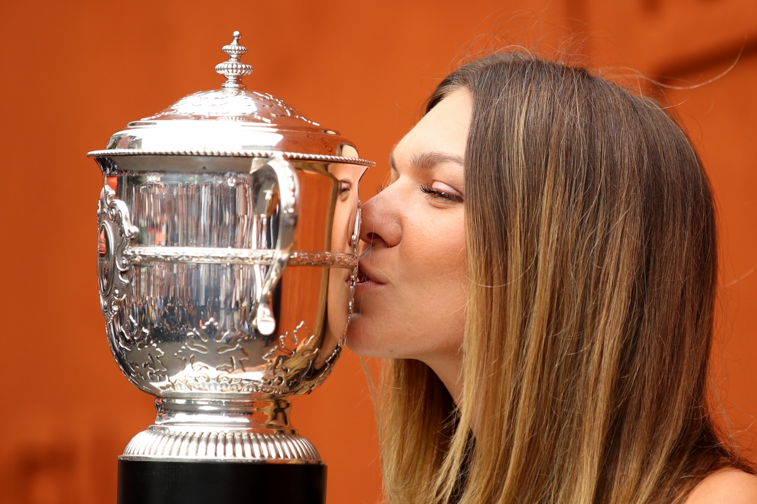 Simona Halep cu trofeul Roland Garros