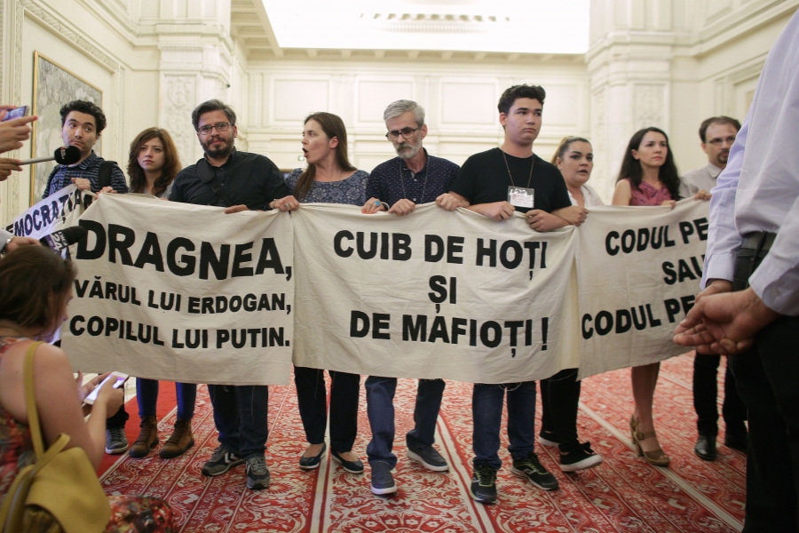 Protest in Parlament - 20 iun