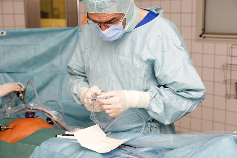 Chirurg în sala de operație