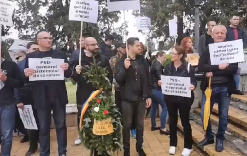 protest anti-PSD la Targu Mures - coroana funerara 