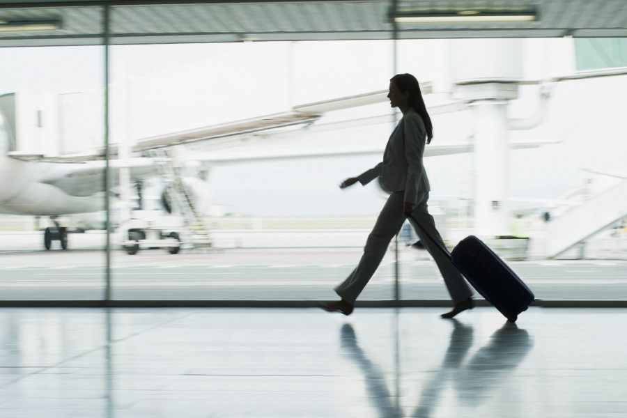 Femeie în aeroport