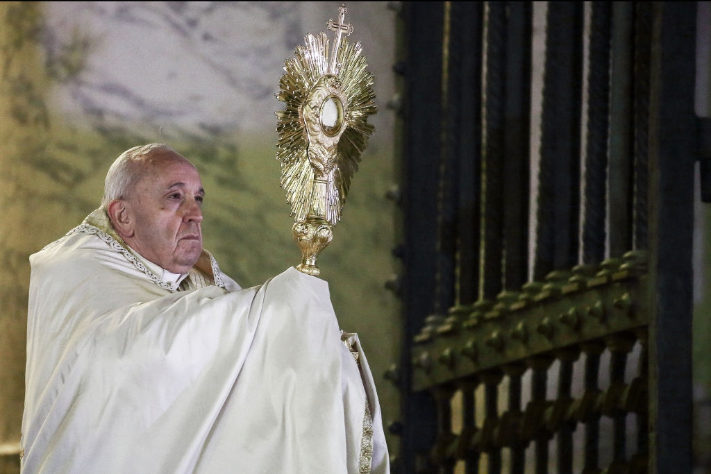 Papa binecuvântează omenirea cu piața goală