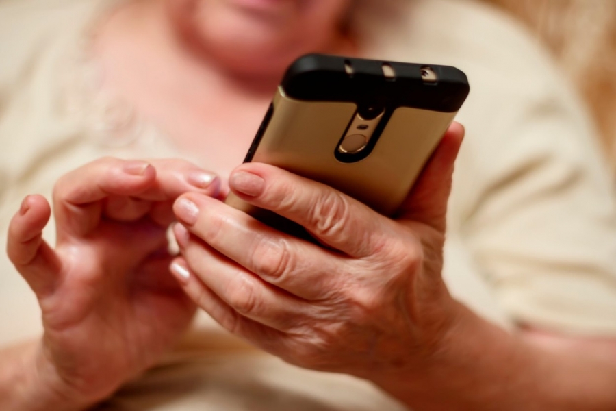 bunica - telefon - Foto Emma Grimberg / Alamy / Alamy / Profimedia