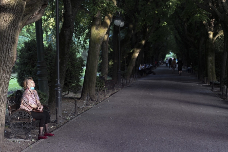 oameni pe strada - parc - Foto: Groșescu Alberto Mihai/ Shutterstock Editorial/ Profimedia)