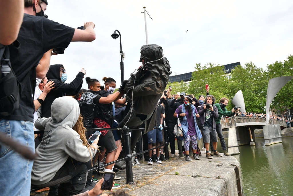 Manifestanții din Bristol s-au luptat cu o statuie