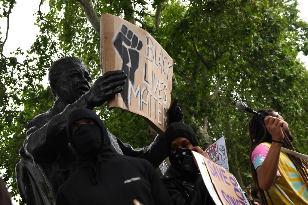 Manifestanții din Bristol s-au luptat cu o statuie