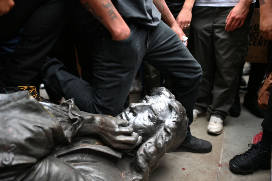 Manifestanții din Bristol s-au luptat cu o statuie-