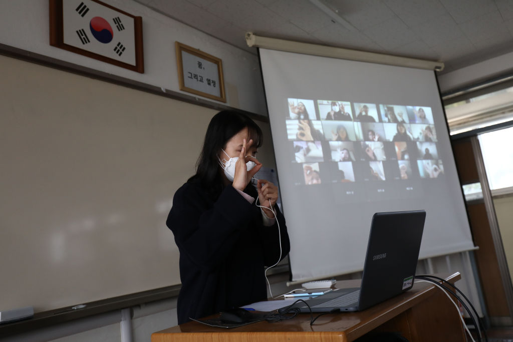 scene Sunny Masaccio Cum și de la cine învață sud coreenii limba engleză. O lecție formidabilă  de strategie de țară spre înțelesul românilor