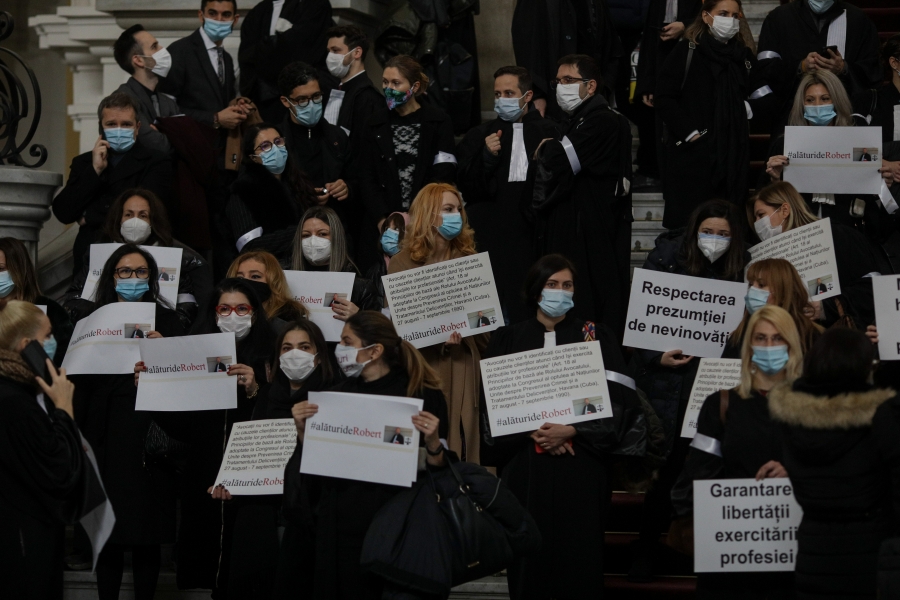Protest față de condamnarea avocatului Robert Roșu
