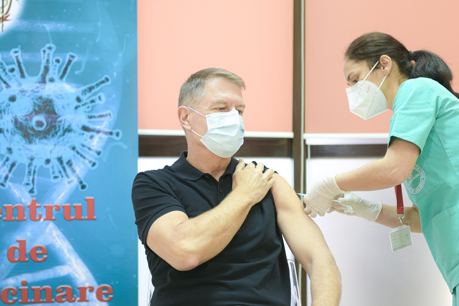 Klaus Iohannis la vaccinare
