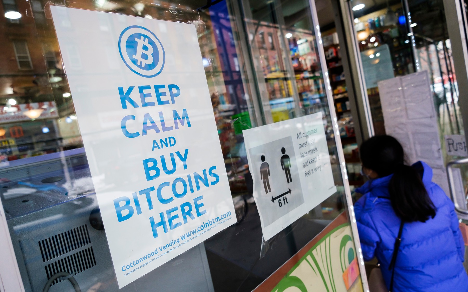 Bitcoin depăşeşte 8.000 de dolari după ce traderii au observat intrarea lui George Soros în piaţă