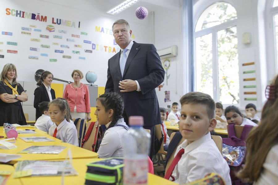 Klaus Iohannis într-o sală de clasă
