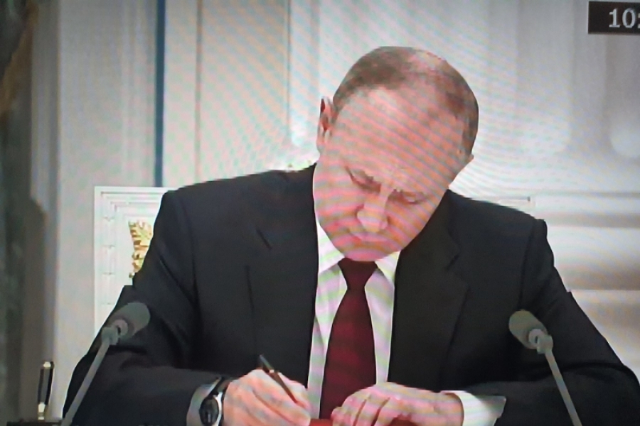 Putin semnează decretul