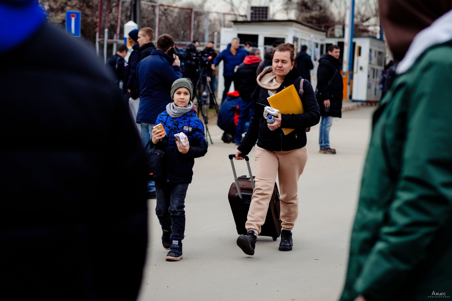Ucraineni fugind din calea conflictului