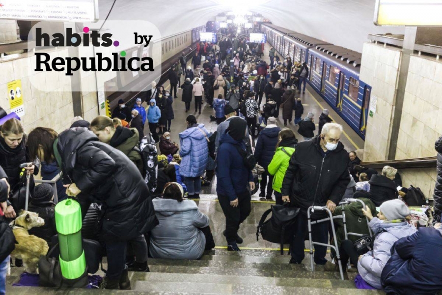 Oameni care caută refugiu la metroul din Kiev