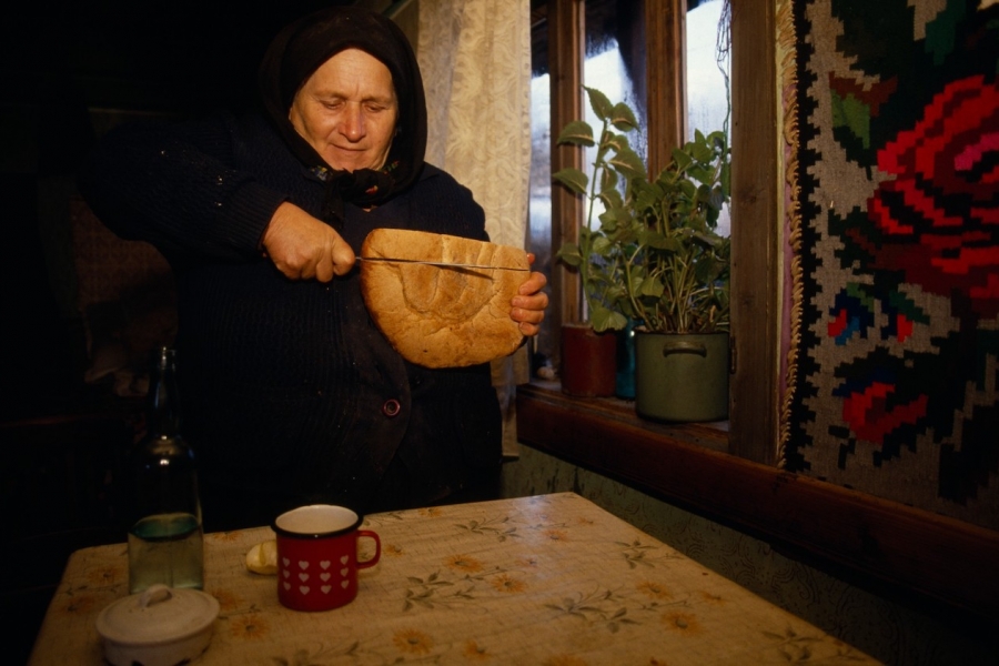 Femeia care taie pâine