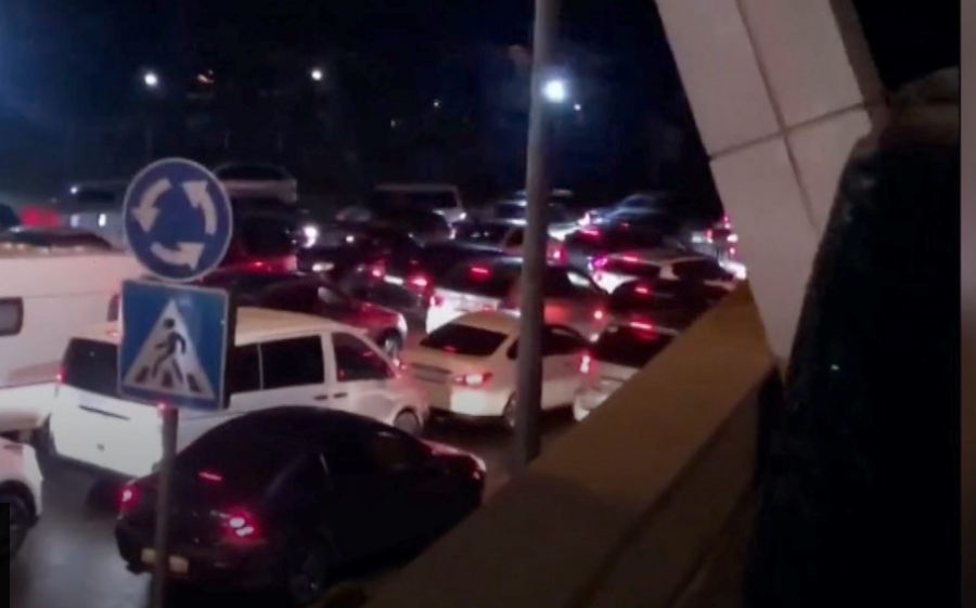 Coada de mașini la frontiera Rusiei cu Georgia