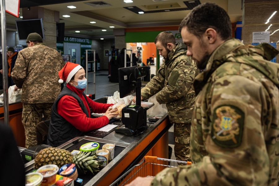 Soldați ucraineni cumpărând mâncare