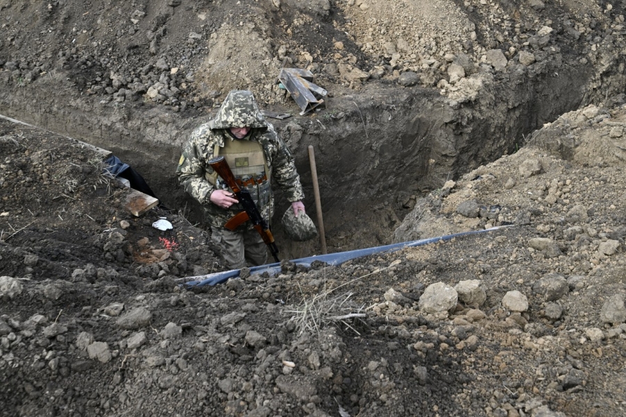 soldat in transee - Ucraina