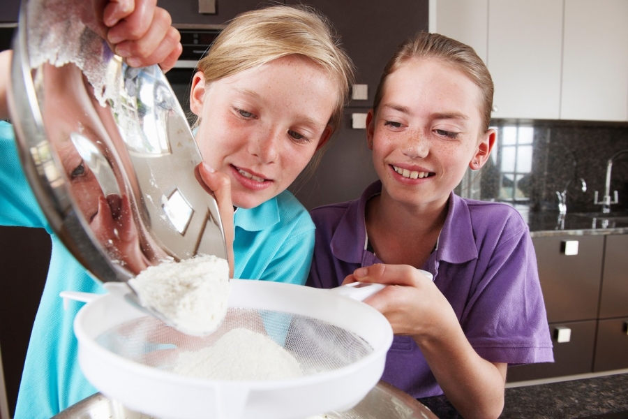 Fetițe gătind