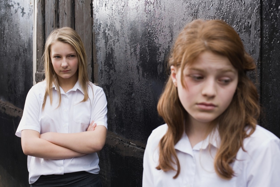 Adolescentă supusă bullying-ului