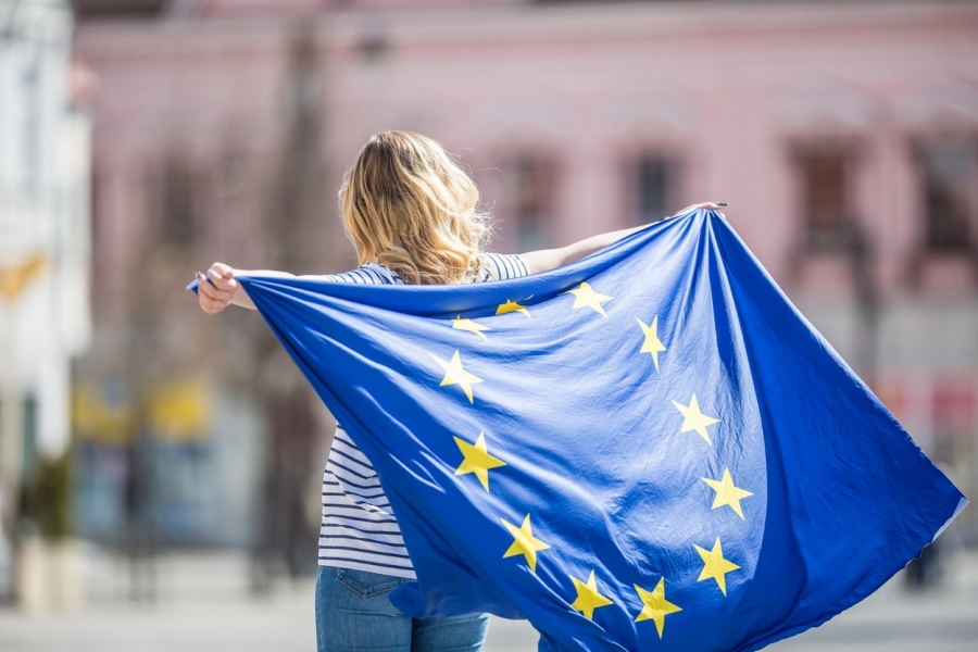 Tânără cu steagul UE
