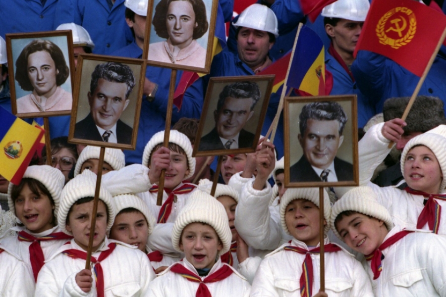 Copii cu tablouri Ceausescu