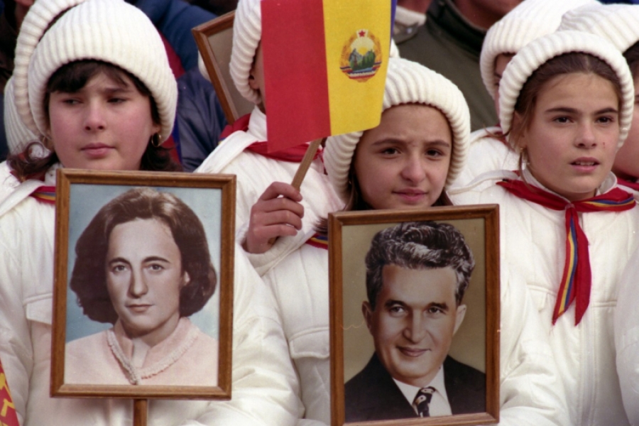 Pionieri ținând portretele lui Nicolae și Elena Ceaușescu