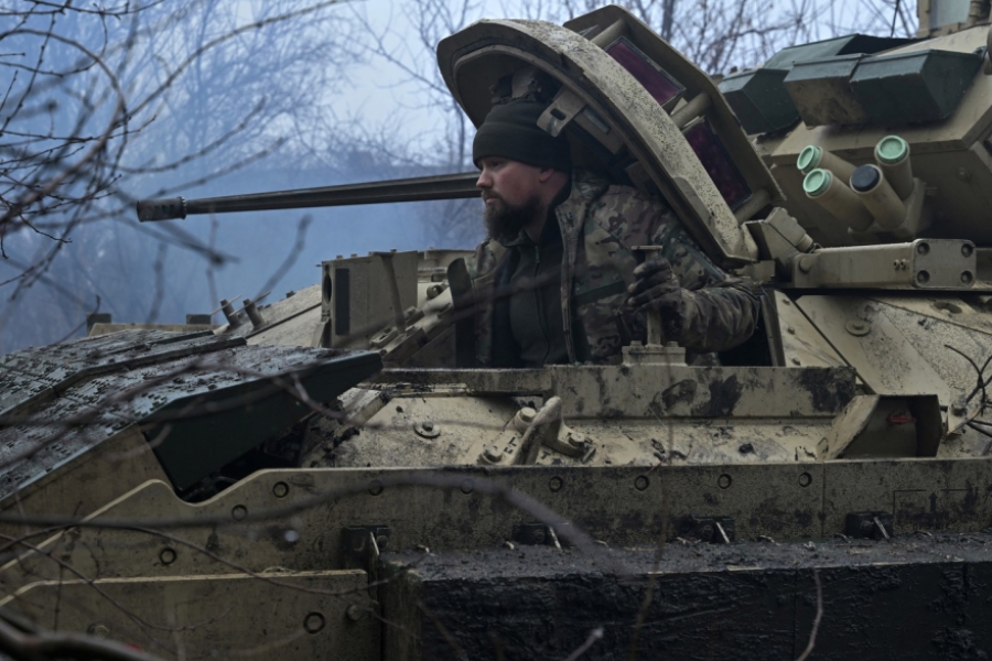 Un militar ucrainean din Brigada 47 Mecanizată pregătește pentru luptă un vehicul de luptă Bradley, nu departe de Avdiivka. Foto: Genya SAVILOV / AFP / Profimedia