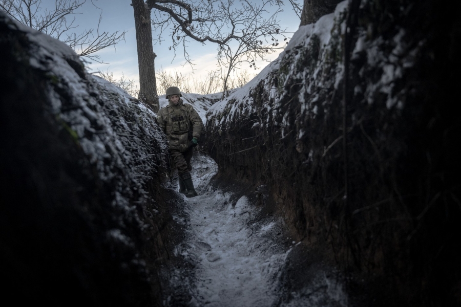 Imagine cu un soldat ucrainean în tranșeele de pe linia frontului din estul Ucrainei. Foto: AA/ABACA / Abaca Press / Profimedia