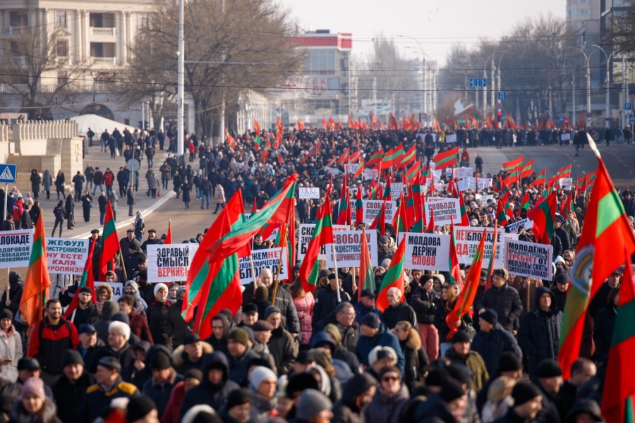   Imagine din 24 ianuarie cu oameni țin în mână afișe și steaguri în timpul unui miting împotriva eliminării beneficiilor acordate companiilor transnistrene de către Chișinău la plata taxelor vamale. Foto: Artem Kulekin / Sputnik / Profimedia