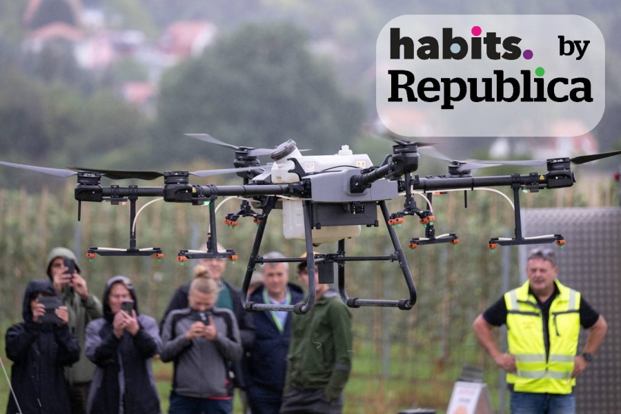 Imagine cu o dronă ajutată de inteligența artificială, care e folosită în agricultură. Foto: ebastian Kahnert / AFP / Profimedia