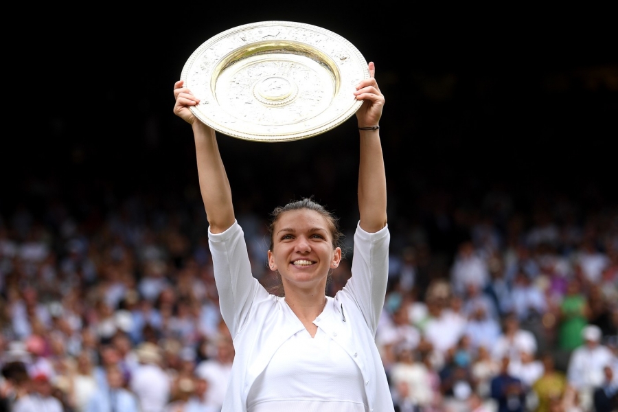 Simona Halep cu trofeul de la Wimbledon