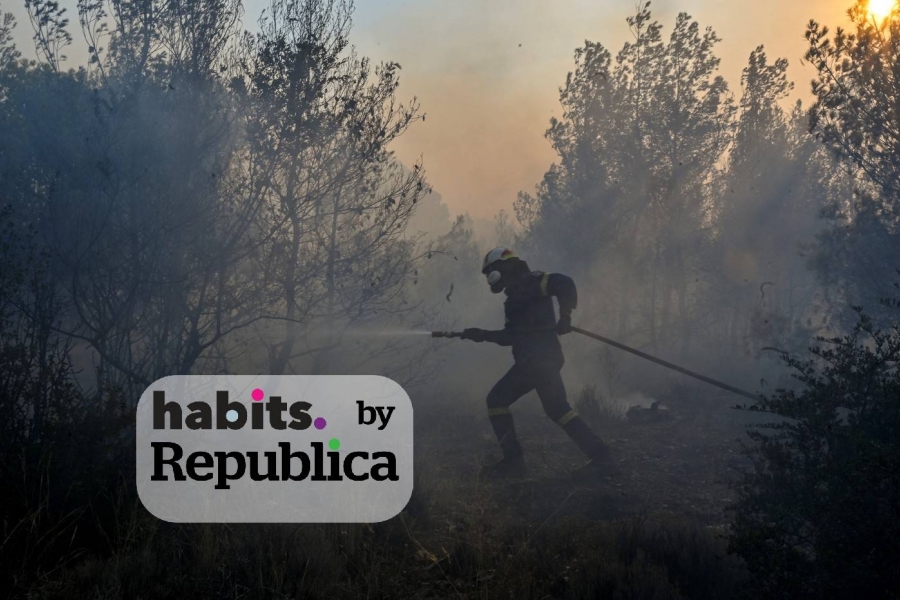 Imagine cu un pompier care se luptă cu incendiile de vegetație din Grecia din 2023. Foto: Profimedia Images