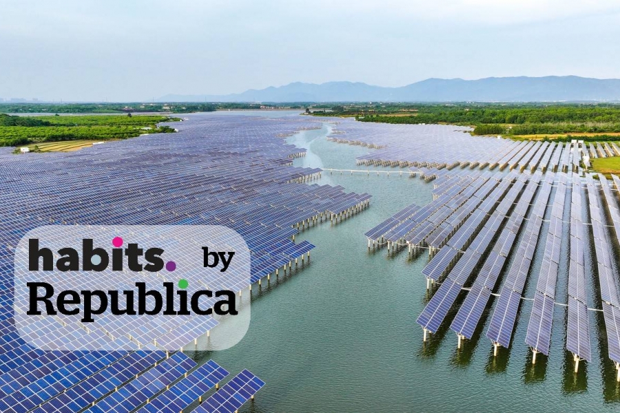 Imagine cu un parc de panouri fotovoltaice aliniate la baza de generare a energiei Gaogang Village din Yichun, China. Foto: Costfoto/NurPhoto / Shutterstock Editorial / Profimedia