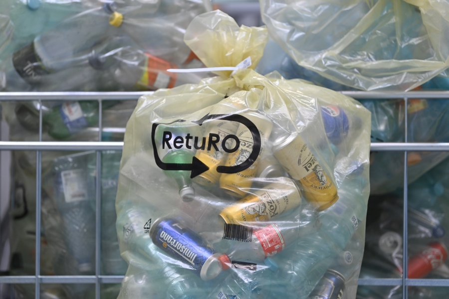 Imagine cu un sac de ambalaje cu sigiliul RetuRO. Foto: Inquam Photos / Alex Nicodim 