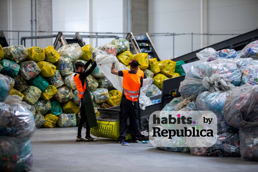 Oameni care lucrează într-un centru de reciclare RetuRO. Foto: Inquam Photos / Ovidiu Micsik