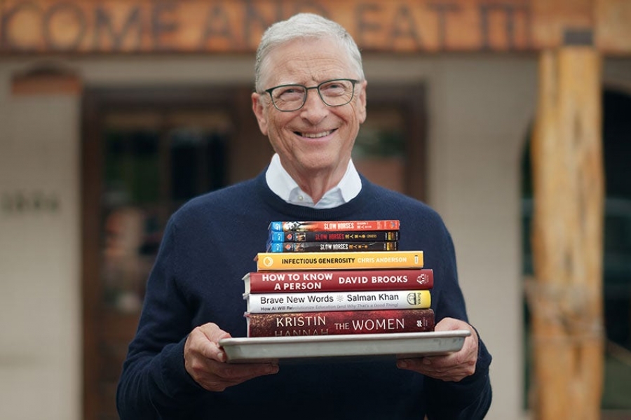 Bill Gates face recomandări de cărți pentru această vară. Foto: gatesnotes.com