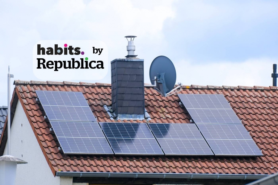 Imagine cu o casă și panouri fotovoltaice. Foto: Michael Gstettenbauer / imago stock&people / Profimedia
