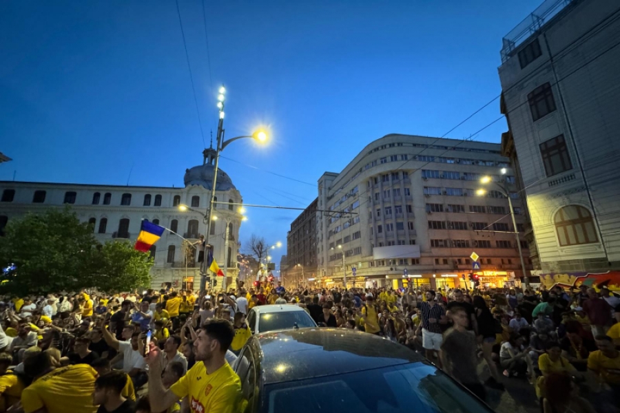 Românii dansează în Piața Universității după meciul România-Slovacia încheiat cu un scor de 1-1 care duce naționala în optimile.  Foto: Marco Badea/Arhivă personală