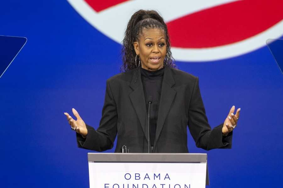 Prima-Doamnă a SUA, Michelle Obama, sustine un discurs. Foto: Tyler Pasciak LaRiviere / AP / Profimedia