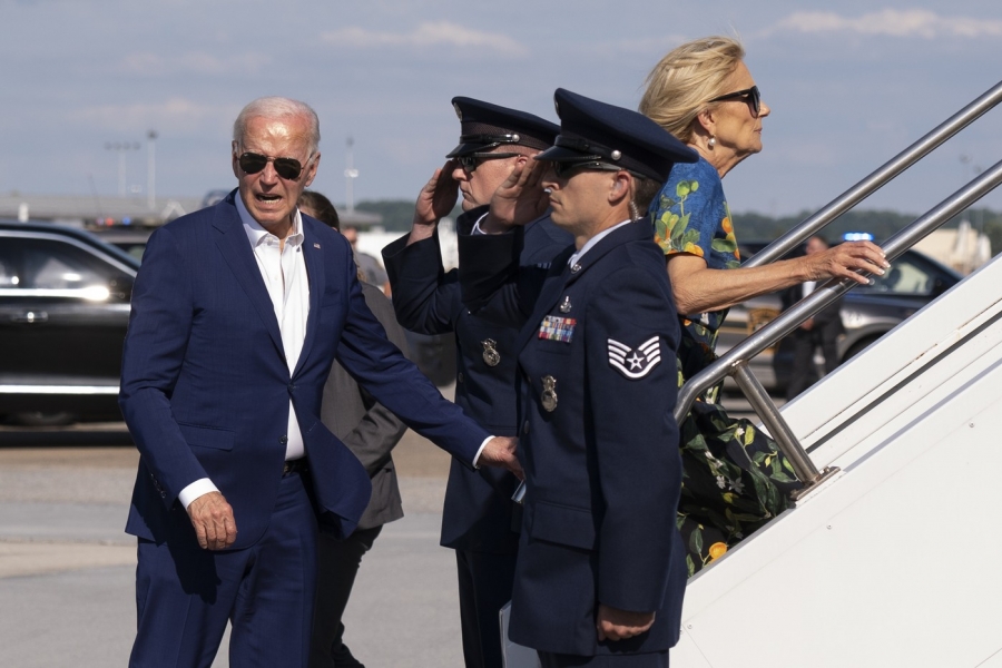 Joe Biden în timp ce urcă în avion. Foto: Manuel Balce Ceneta / AP / Profimedia